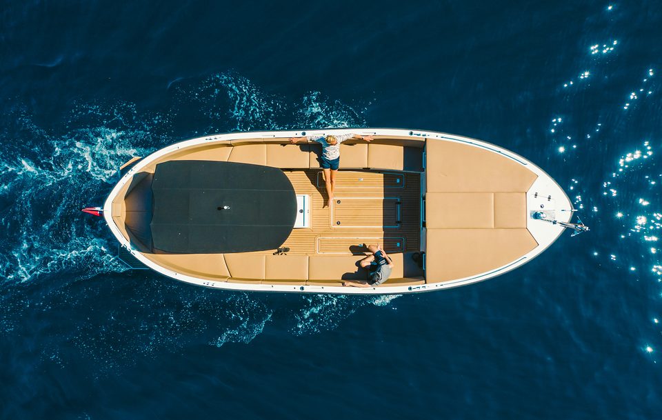Bateau à moteur vu du ciel, bains de soleil sur le pont