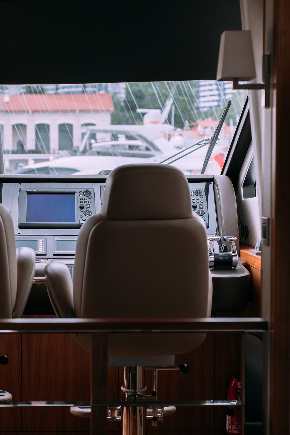 Siège de pilotage en cuir clair face au tableau de bord