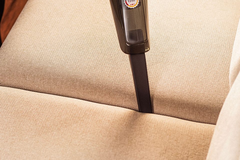 Buse d’injection-extraction passée sur une assise en tissu clair