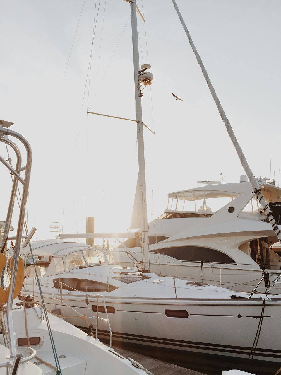 Pontons d’une marina, bateaux de plaisance à quai