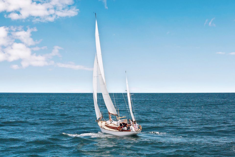 Voilier sous voiles, en plein soleil sur la mer