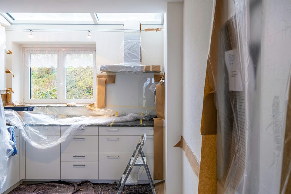 Cuisine en fin de rénovation, protégée sous des bâches