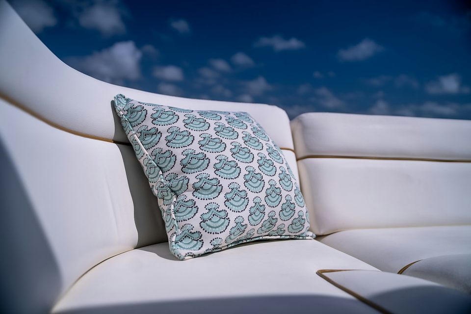Banquette de bateau en sellerie blanche, coussin imprimé